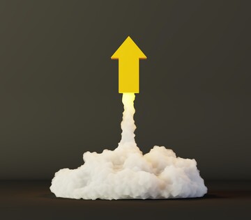 Gelber Pfeil steigt aus einer weißen Wolke in einem dunklen Raum empor.